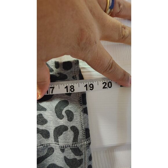 C Active Gray Leopard Print XL Capri Leggings - Picture 5 of 6